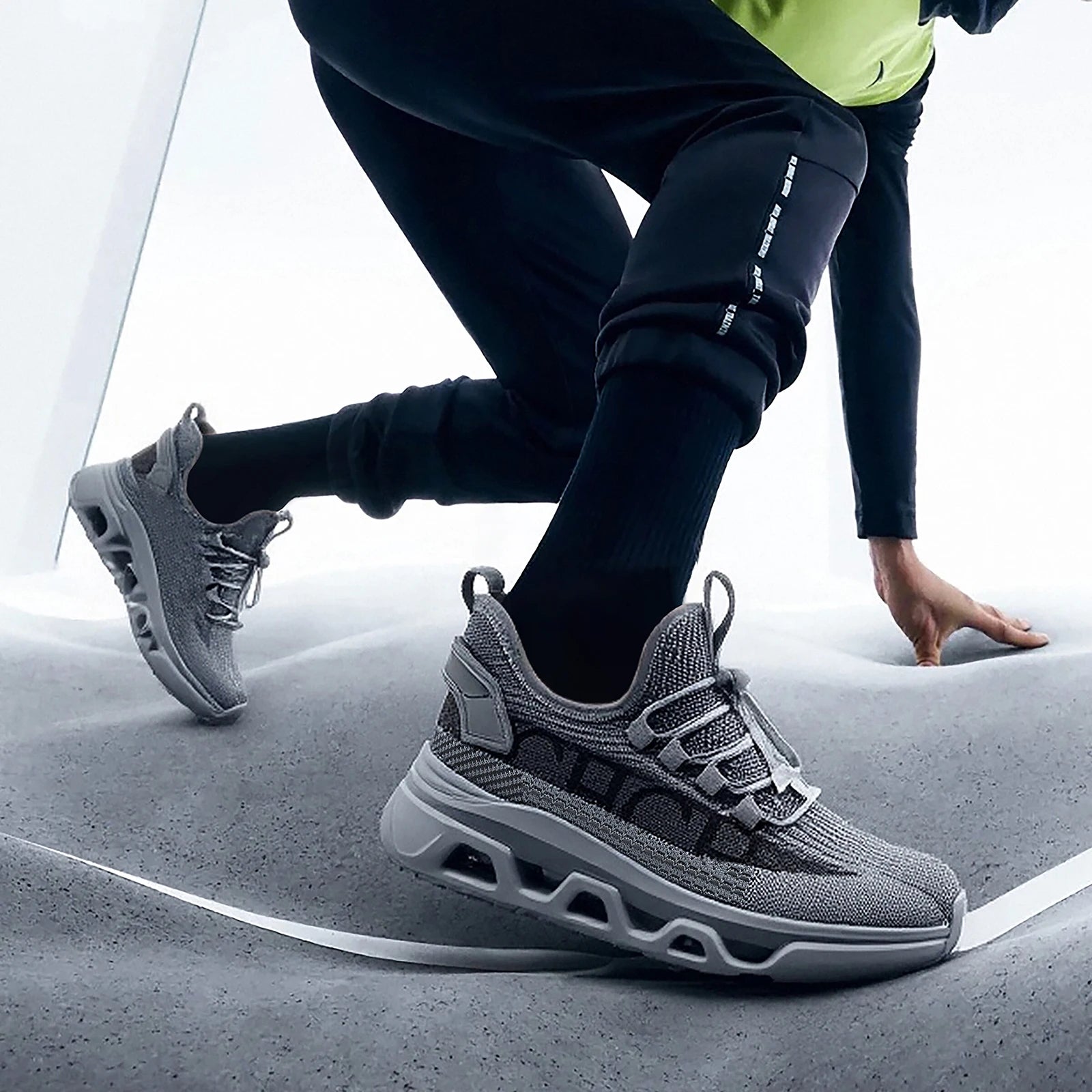 Men's Sneakers Lightweight Breathable Mesh Running Shoes Outdoor Casual Athletic Sneakers Lace Up Design Brand New Products